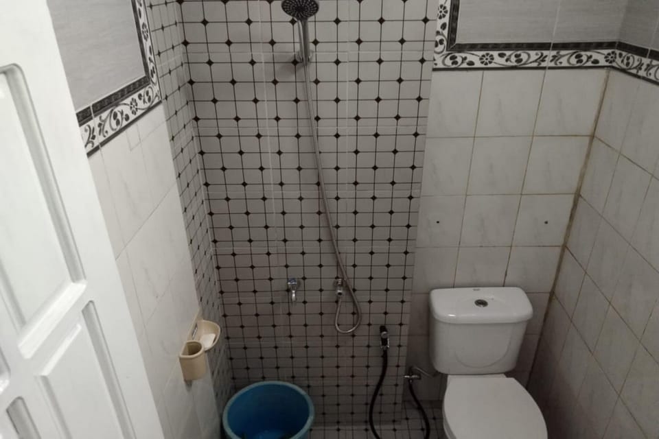 Standard Double Room | Bathroom | Shower, towels