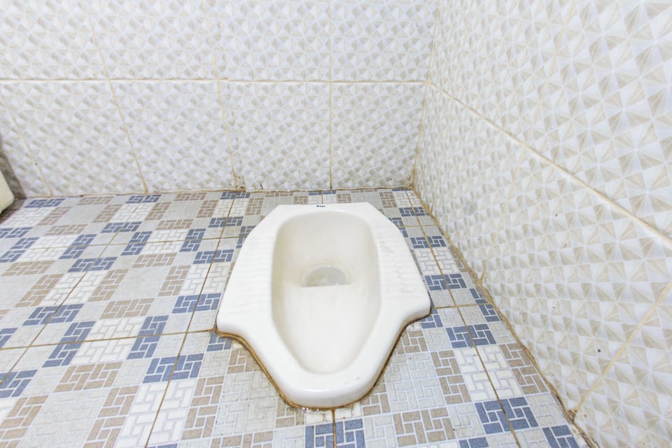 Economy Double Room | Bathroom | Shower, towels