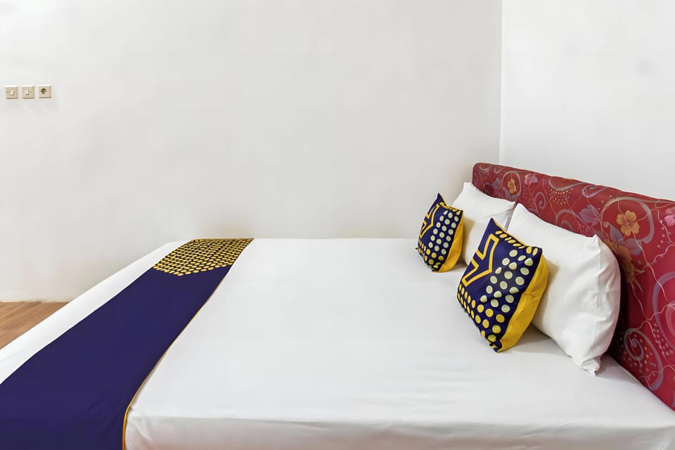 Economy Double Room | Desk, bed sheets