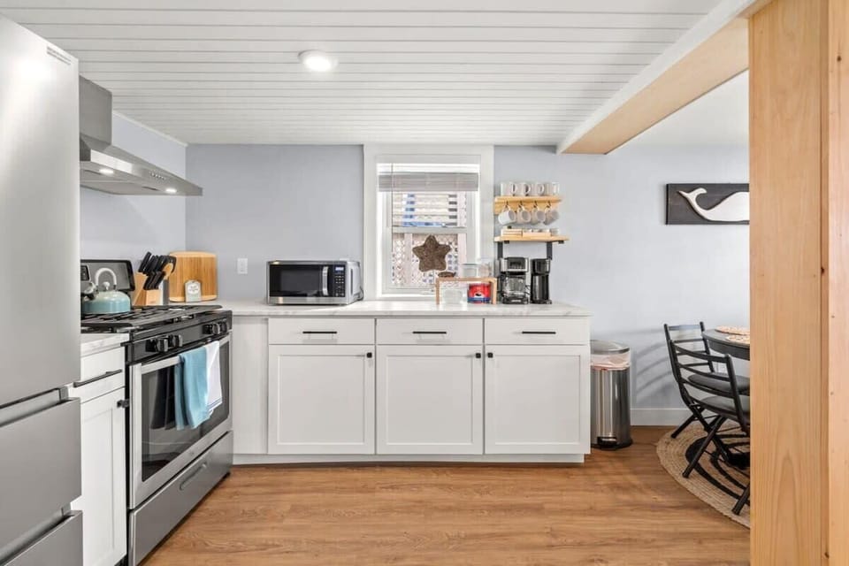 Bottom unit: newly renovated kitchen, fully stocked with cookwar and, all new appliances
