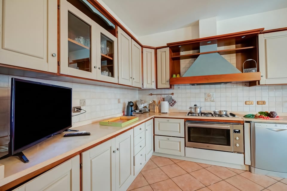 Family Villa, 5 Bedrooms, Microwave (Villa Oasi with Private Pool BBQ &) | Private kitchen