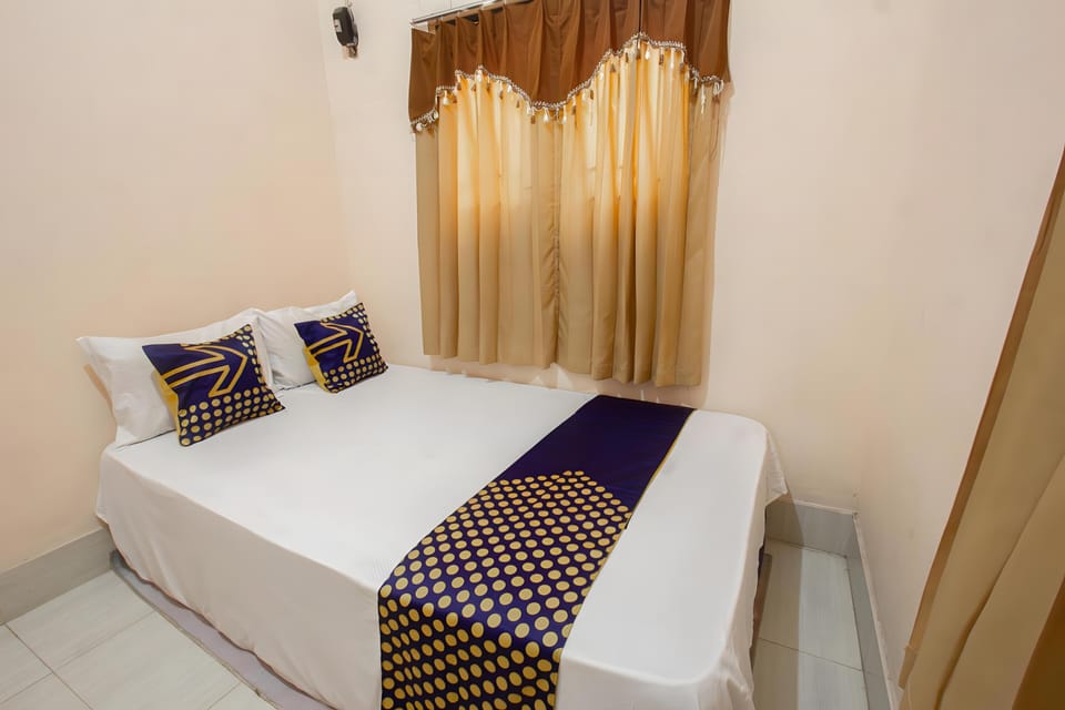 Double Room | Desk, bed sheets
