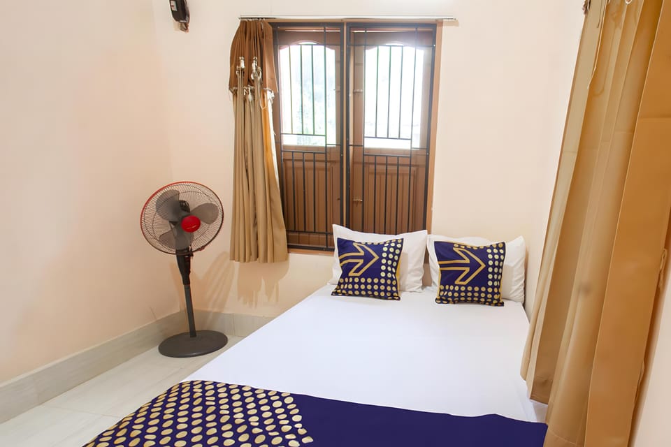 Double Room | Desk, bed sheets