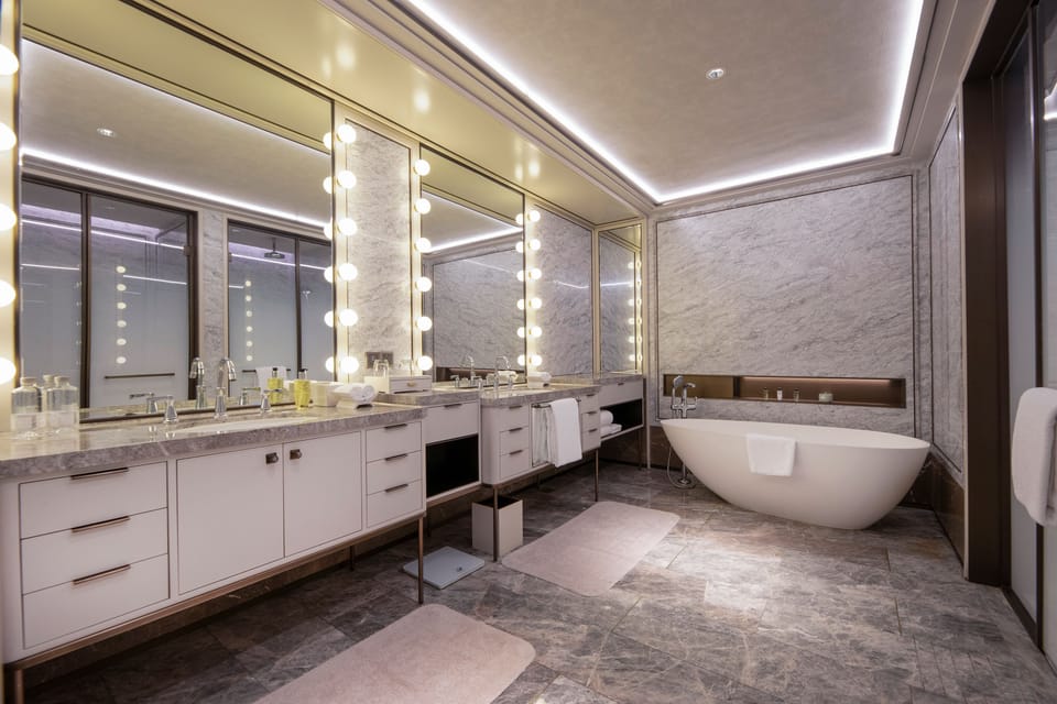 Deluxe Suite | Bathroom | Free toiletries, hair dryer, bathrobes, slippers