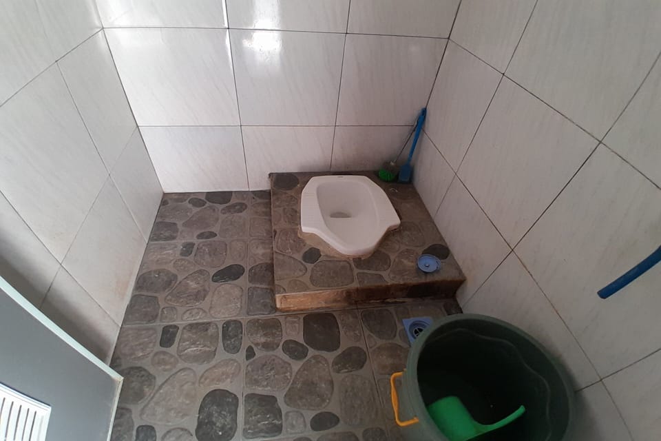 Economy Double Room | Bathroom | Shower, towels