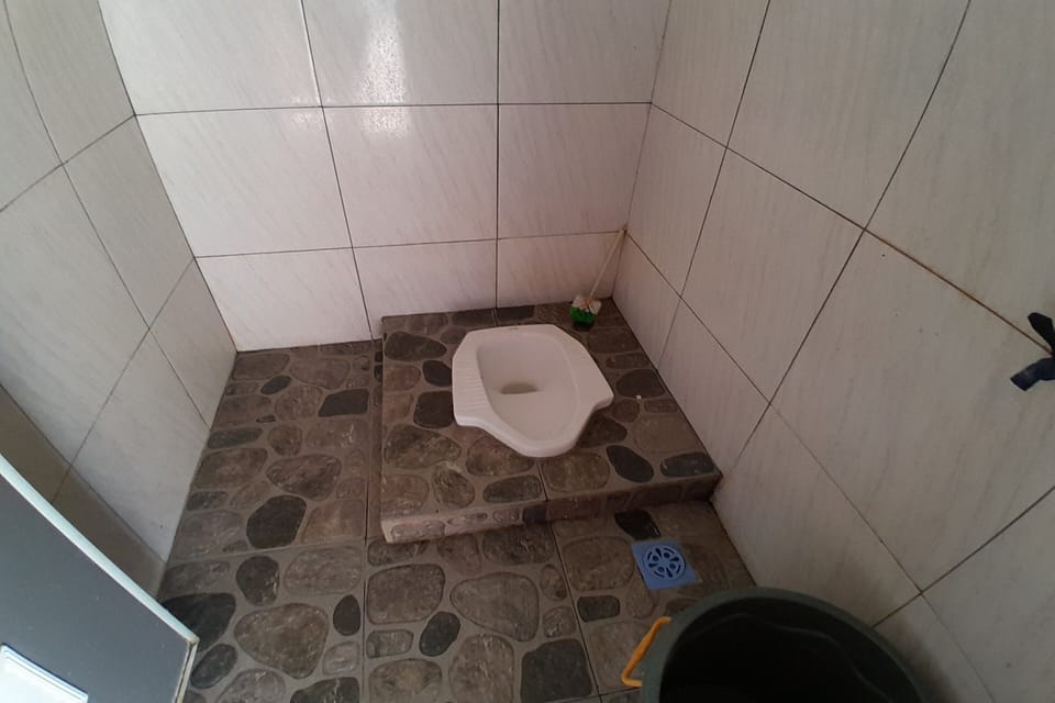 Economy Double Room | Bathroom | Shower, towels