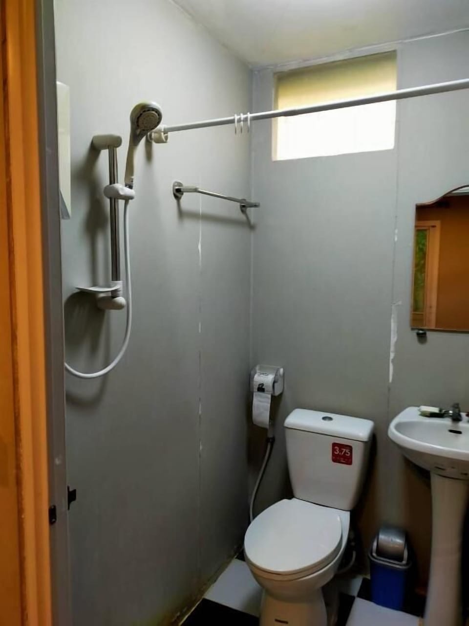 House | Bathroom | Shower, rainfall showerhead, bidet, towels