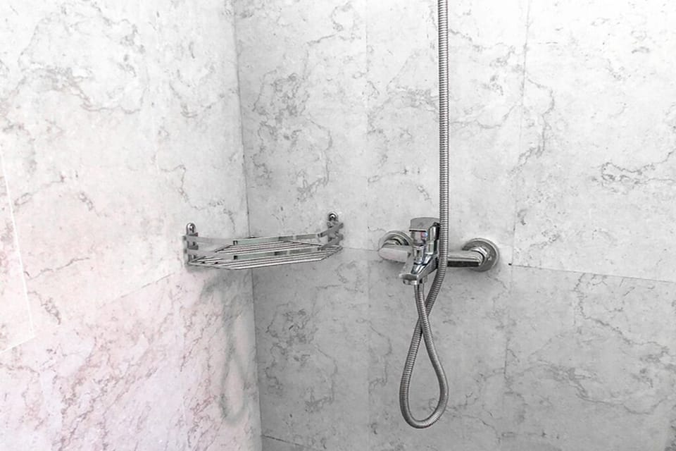 Family Room | Bathroom | Shower, rainfall showerhead, free toiletries, towels