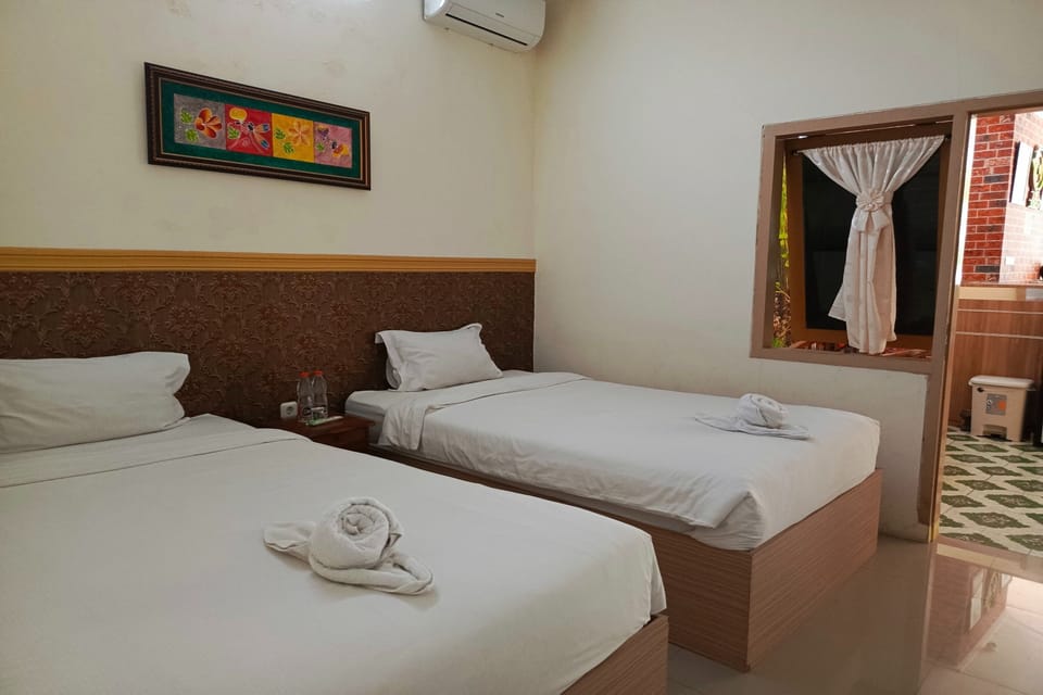 Twin Room | Desk, free WiFi, bed sheets