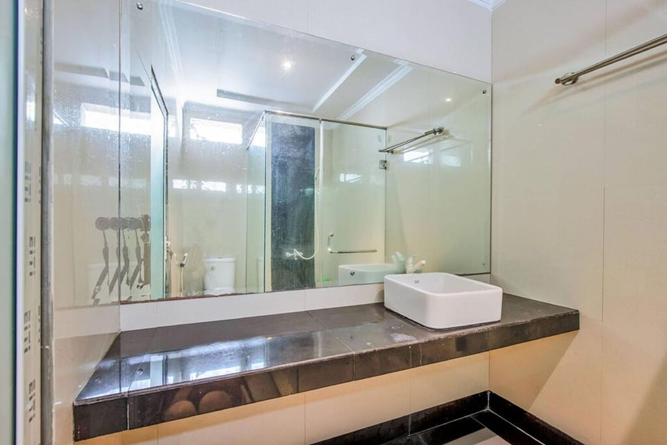 Studio Suite | Bathroom | Free toiletries, slippers, towels
