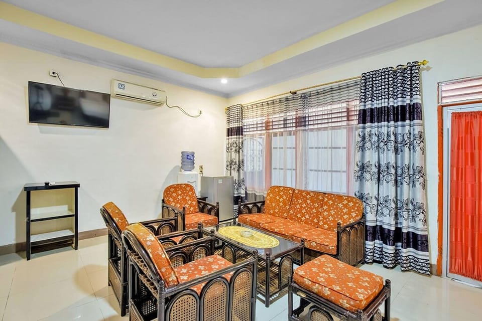 Studio Suite | Living area | 32-inch LCD TV with cable channels