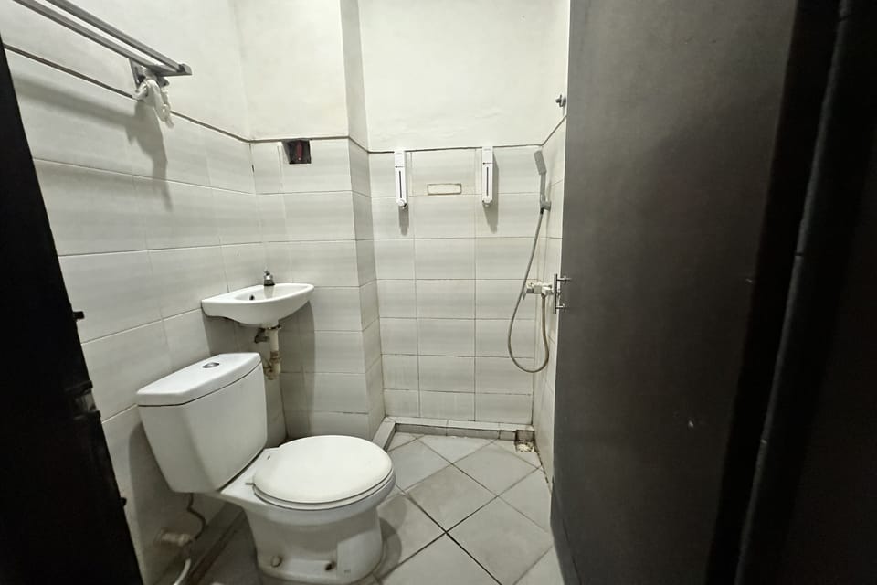 Standard Room | Bathroom | Shower, towels, toilet paper