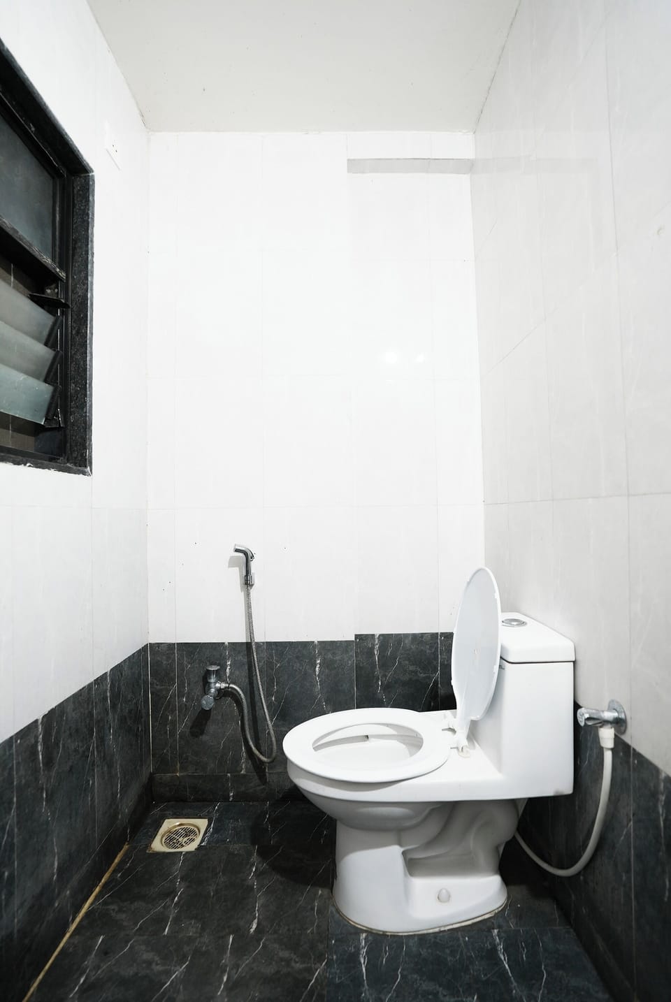 Deluxe Room | Bathroom | Shower, rainfall showerhead, free toiletries, towels