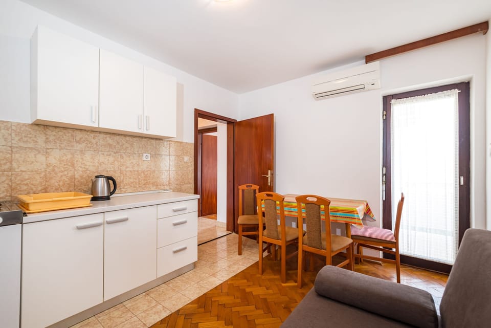 Apartment, 1 Bedroom, Balcony, Garden View | Interior