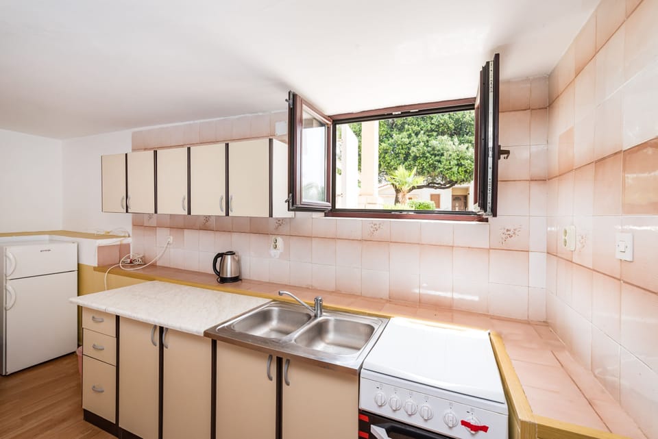 Apartment, 1 Bedroom, Balcony, Garden View | Private kitchen