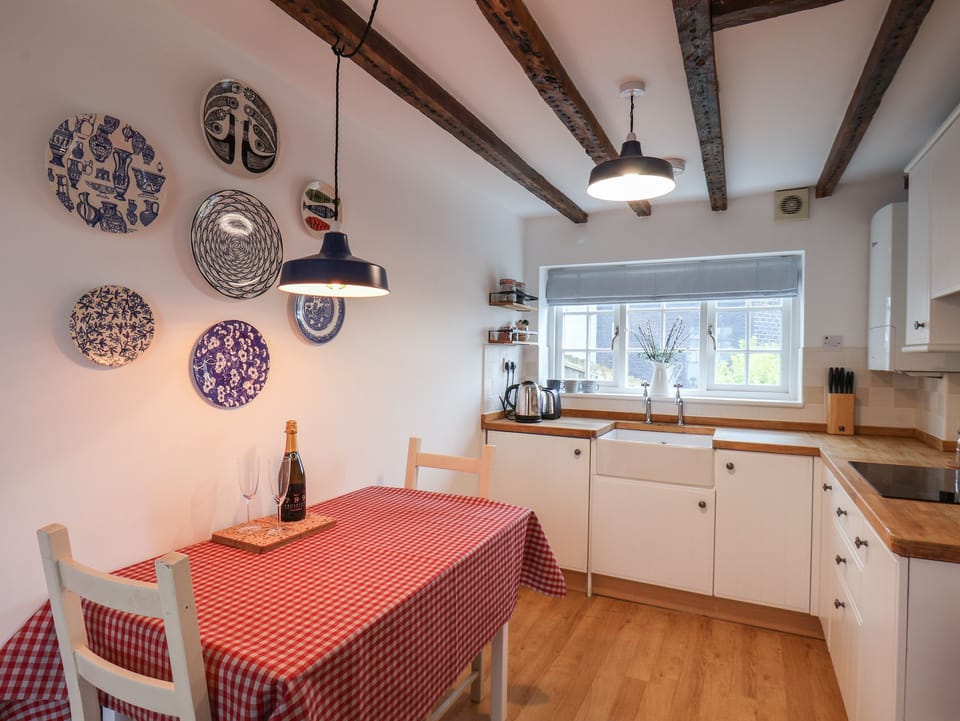 Fridge, cookware/dishes/utensils
