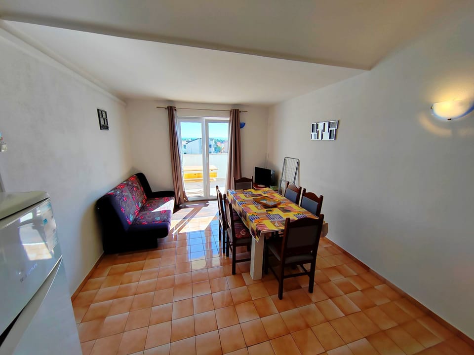 Apartment, 2 Bedrooms, Balcony, Garden View | Dining