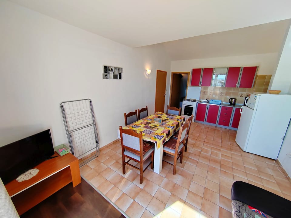 Apartment, 2 Bedrooms, Balcony, Garden View | Dining