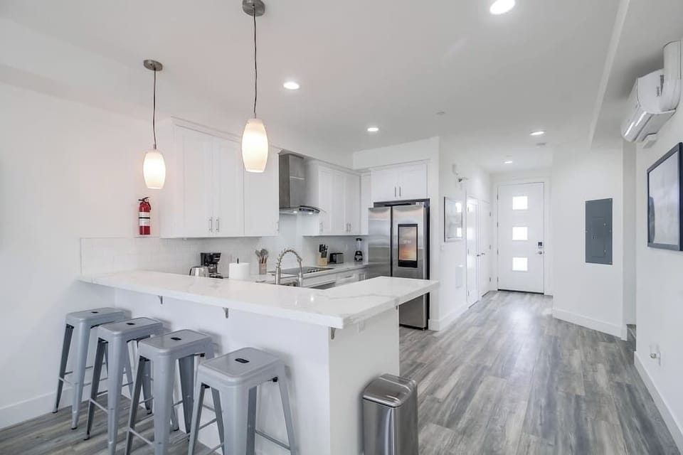 Fully equipped kitchen with seating