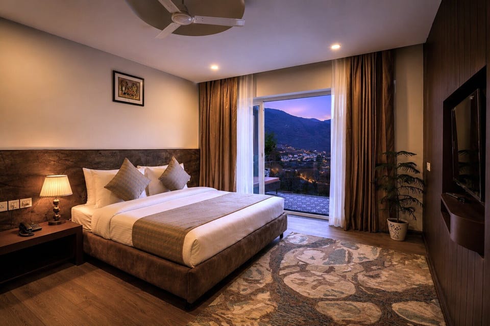 Presidential Suite with Jacuzzi & Balcony | Iron/ironing board, WiFi (free), bed sheets