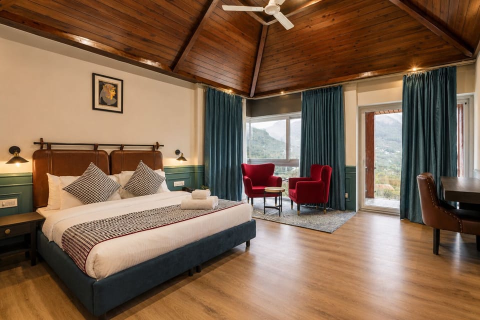 Mountain View Luxury room with Panoramic Bathtub &amp; Balcony | Iron/ironing board, WiFi (free), bed sheets