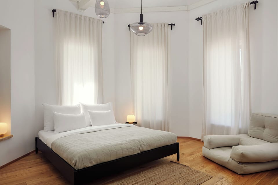 Duplex, Bathtub | Premium bedding, blackout drapes, soundproofing, WiFi (free)