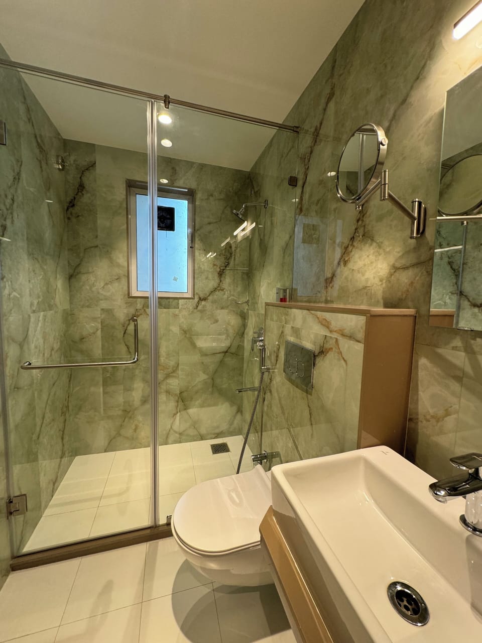 Premium Room | Bathroom | Shower, rainfall showerhead, free toiletries, slippers