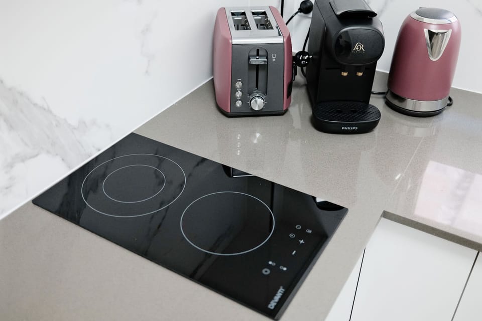 Full-size fridge, microwave, oven, stovetop