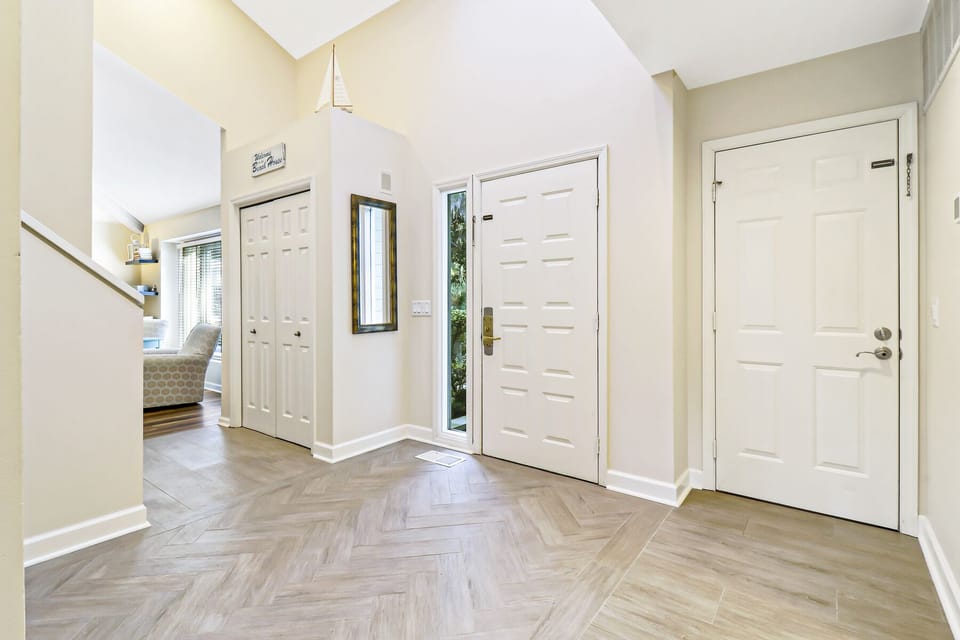 33 Haul Away - Entryway