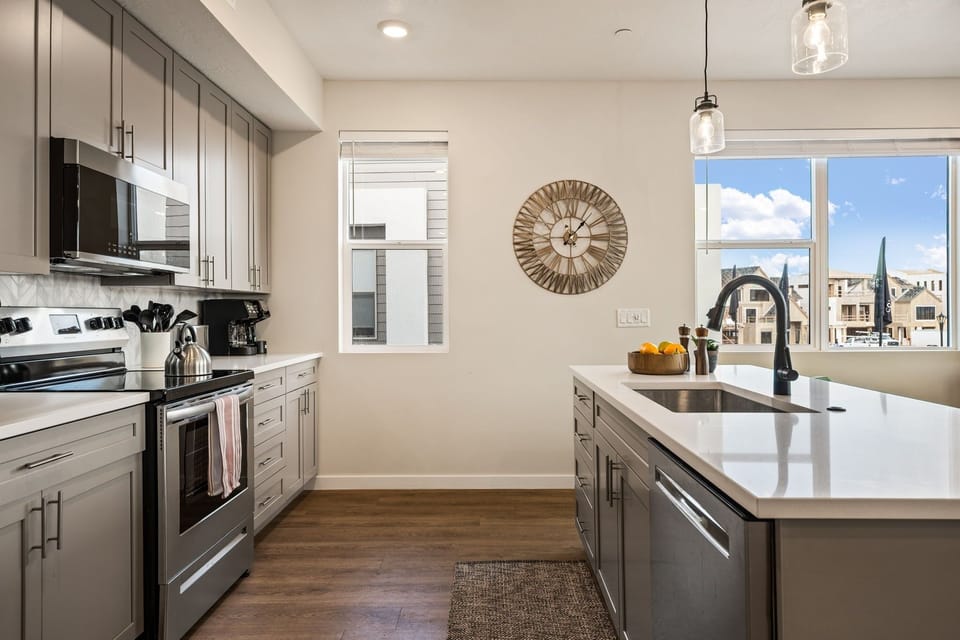 Condo, 2 Bedrooms | Private kitchen | Fridge, oven, coffee/tea maker, toaster