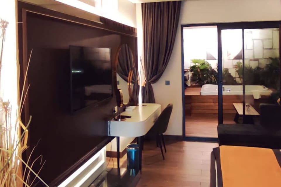 Suite Room | 1 bedroom, minibar, in-room safe, laptop workspace