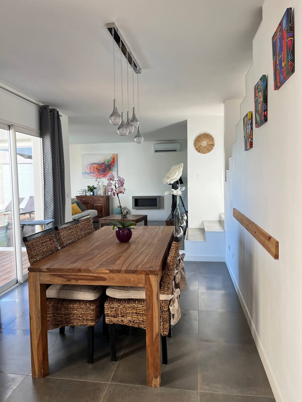 The Dining area, open to the kitchen and living room, allows you to take your meals with the family. Very bright, it opens largely on the terrace and the pool.
