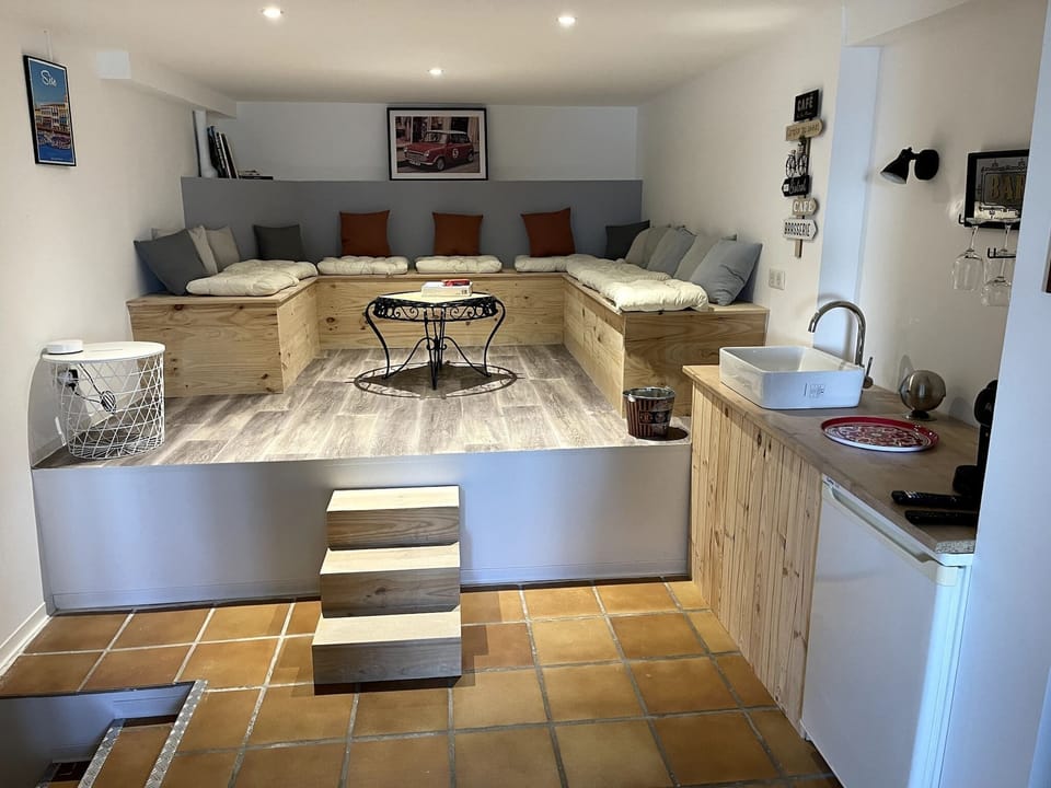 A play and relaxation area is arranged in souplexe of the house, you can relax, watch TV or playing table football