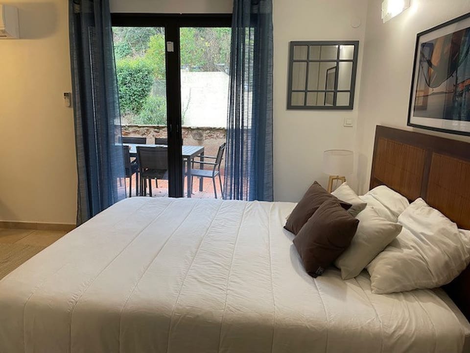 Very pleasant master suite with en-suite bathroom. Direct access to the outside. 