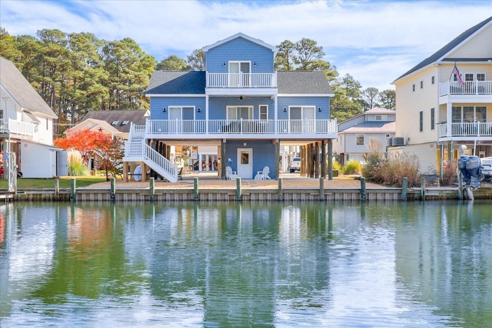 Bring the Boat or just kick back and relax at Coastal Crab!