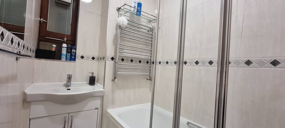 Apartment | Bathroom | Combined shower/tub, deep soaking tub, towels