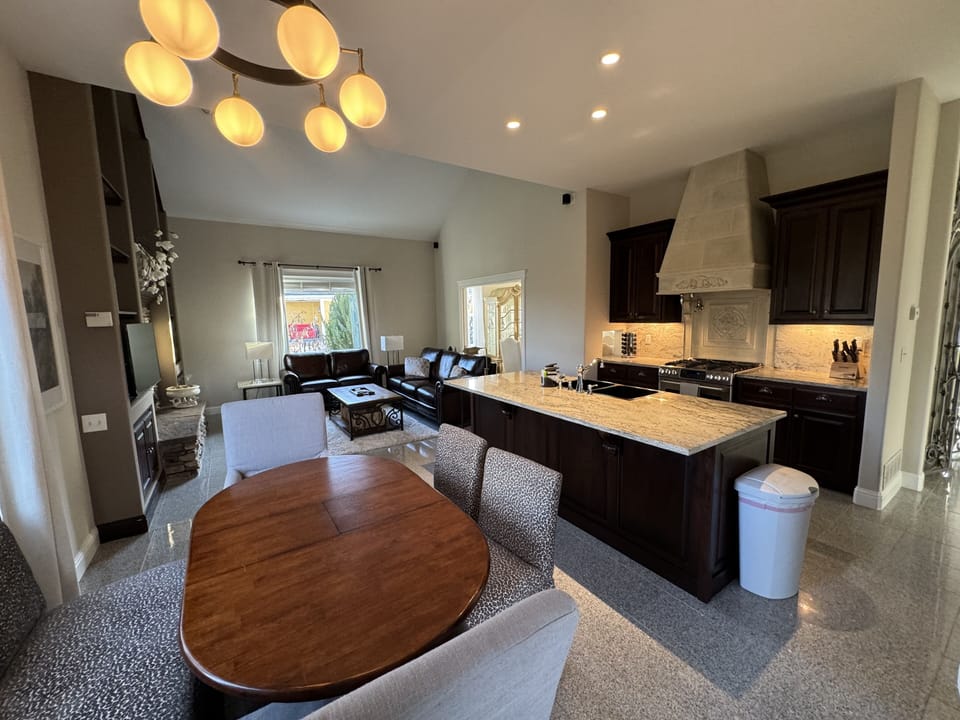 Kitchen/family room (1)