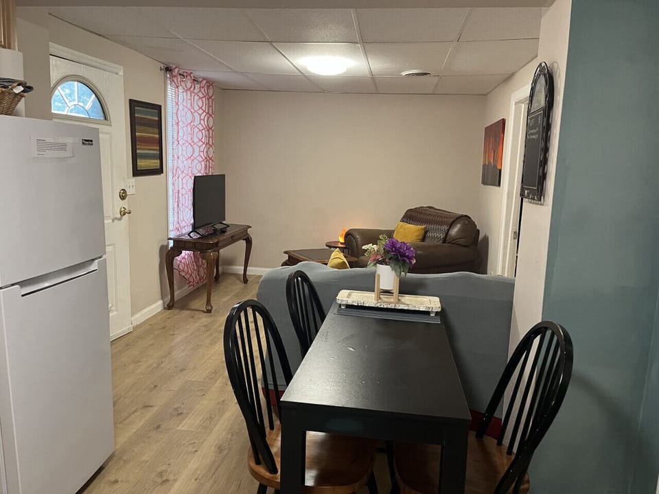 Charming and thoughtfully designed kitchen. Though it may be modest in size, it is fully equipped, making it the perfect space to unleash your culinary creativity. Enjoy the warmth and functionality that this kitchen offers!