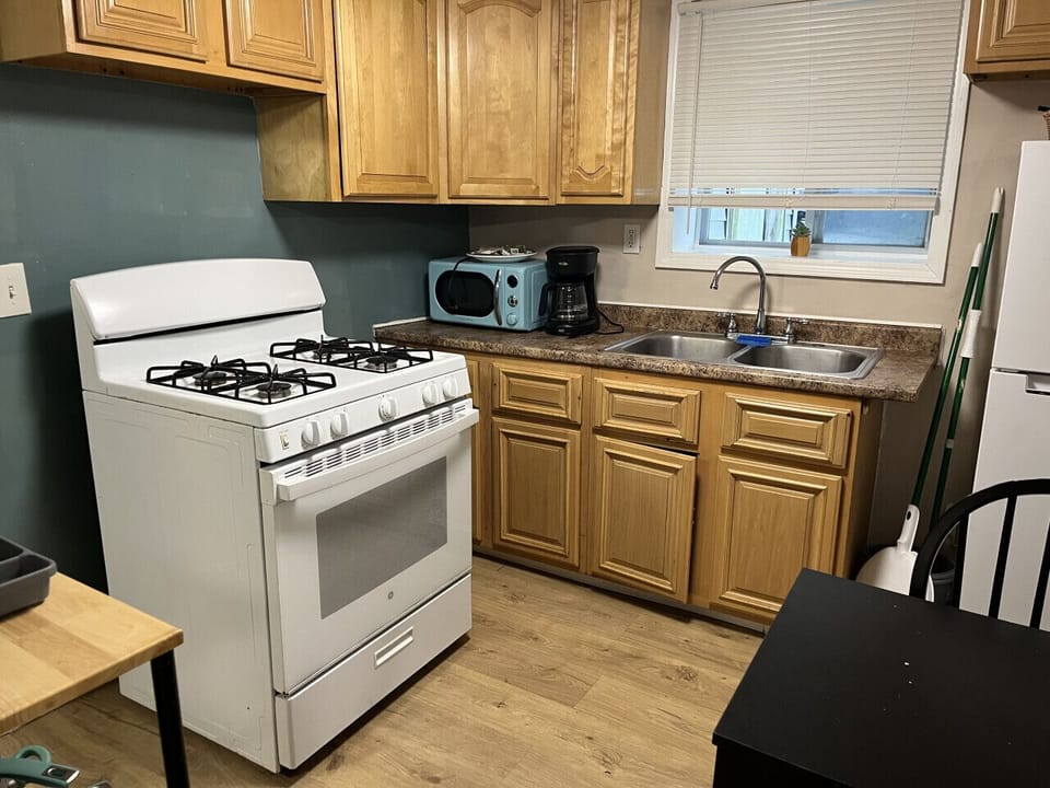 Charming and thoughtfully designed kitchen. Though it may be modest in size, it is fully equipped, making it the perfect space to unleash your culinary creativity. Enjoy the warmth and functionality that this kitchen offers!