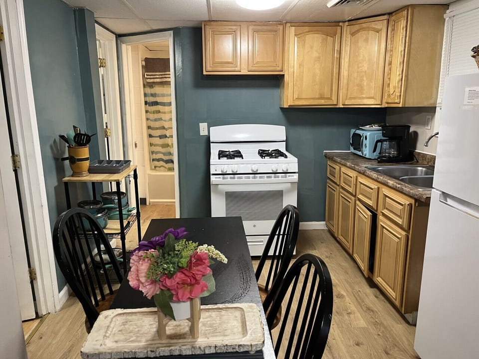 Charming and thoughtfully designed kitchen. Though it may be modest in size, it is fully equipped, making it the perfect space to unleash your culinary creativity. Enjoy the warmth and functionality that this kitchen offers!