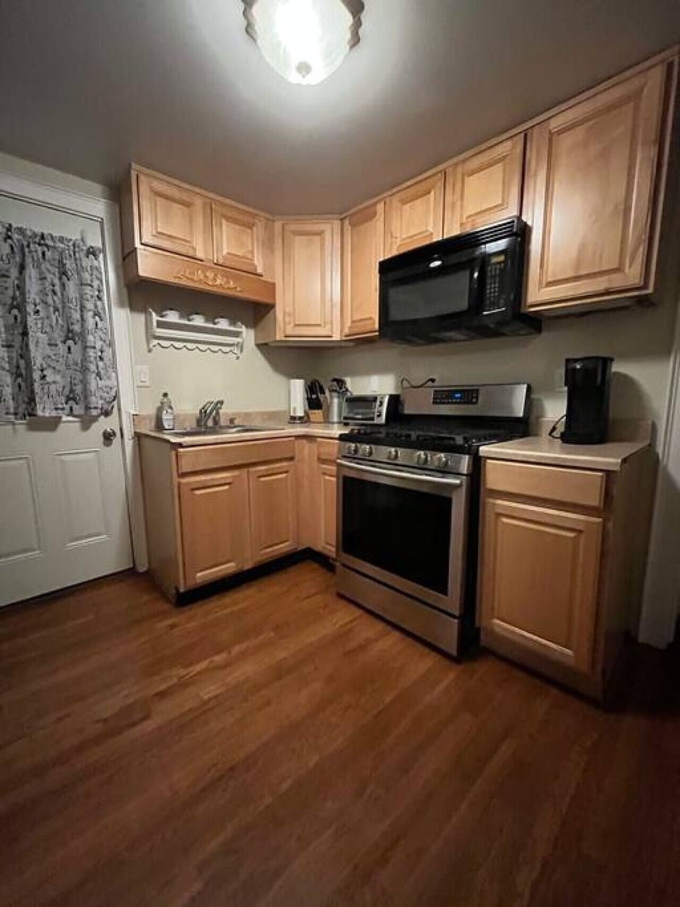Charming and thoughtfully designed kitchen. Though it may be modest in size, it is fully equipped, making it the perfect space to unleash your culinary creativity. Enjoy the warmth and functionality that this kitchen offers!