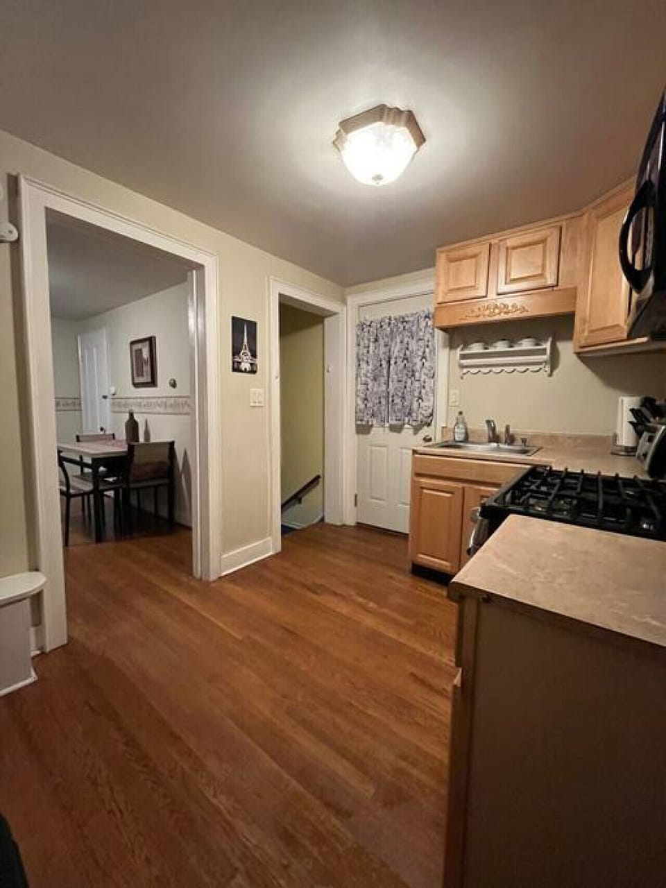 Charming and thoughtfully designed kitchen. Though it may be modest in size, it is fully equipped, making it the perfect space to unleash your culinary creativity. Enjoy the warmth and functionality that this kitchen offers!