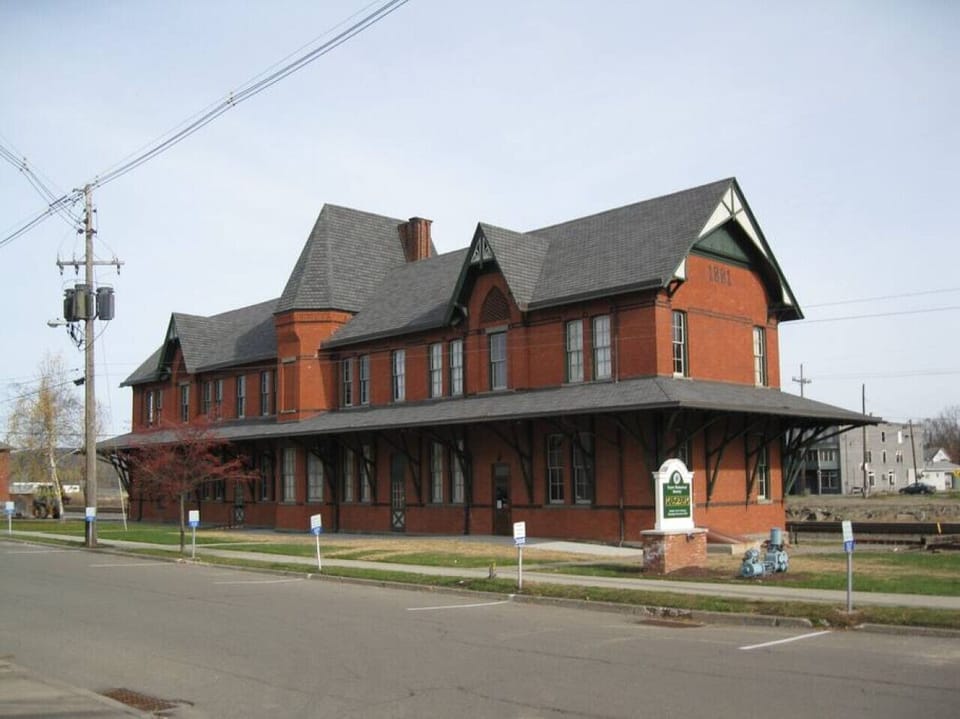 Enjoy many restaurants including: The Grille at the Train Station, Bluestone Brewing Company, Mangialardo’s, 1882 Bar and Grille