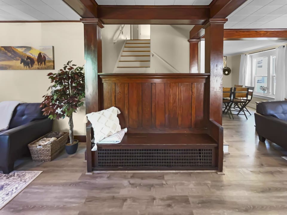 As you enter the front door, you feel the comfort and elegance of the entrance area.