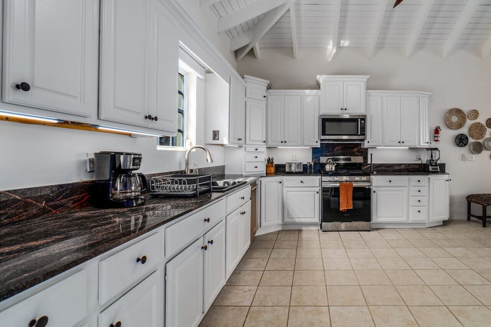 Huge, well-appointed kitchen!