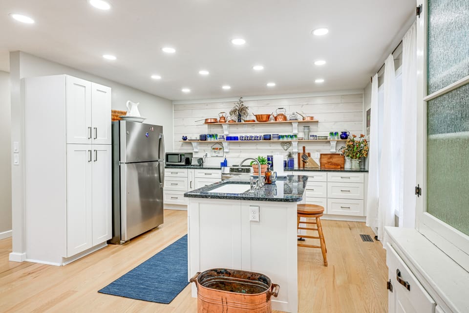 Kitchen | Toaster | Cooking Basics | Dishware & Flatware Provided