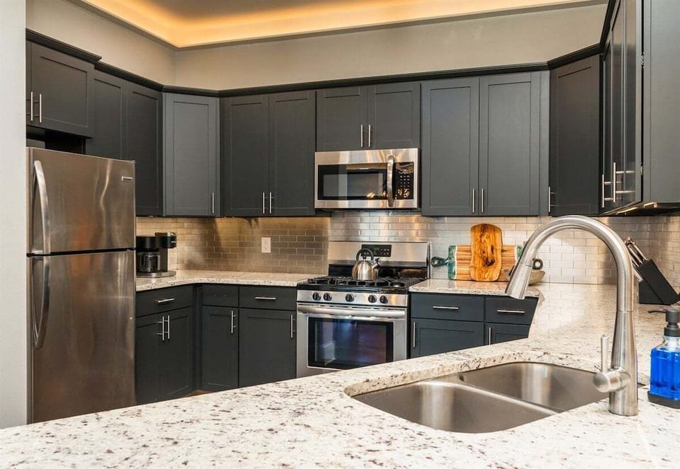 [Kitchen] The Kitchen with Stainless Steel Appliances Has Everything You Need