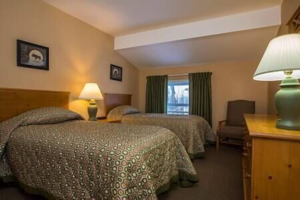 second bedroom with 2 twin sized beds