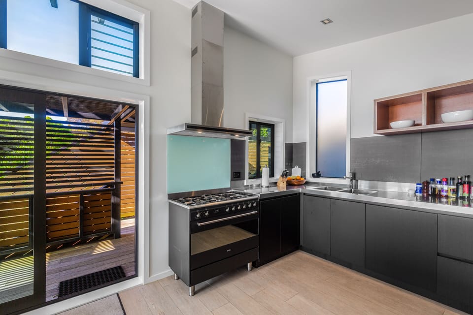 Deluxe House | Private kitchen | Full-size fridge, microwave, oven, stovetop