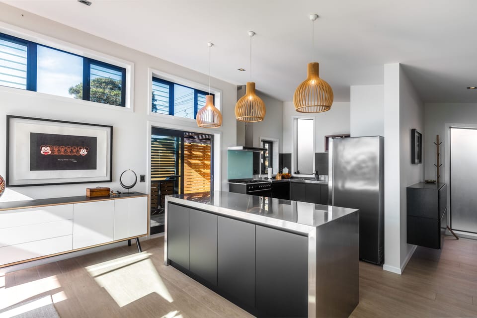 Full-size fridge, microwave, oven, stovetop